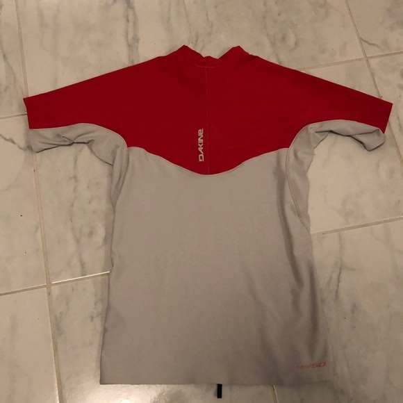 DAKINE ladies rash guard top. EUC! - Picture 4 of 6